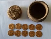 الكشف عن عملات ذهبية من العصر البيزنطى بمنطقة عين السبيل بالداخلة.. صور