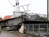 صور.. حادث بجسر يوقف الملاحة فى قناة بروكسل سخيلده فى بلجيكا