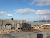 صور .. 4 آلاف صخرة لحماية شواطئ الاسكندرية بتكلفة 103 مليون جنيه