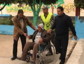 صور.. رجال الشرطة بشمال سيناء يسجلون مواقف إنسانية فى انتخابات الإعادة 
