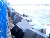 هيئة حماية الشواطئ تدفع بـ 300 طن كتل خرسانية لحماية كورنيش الإسكندرية