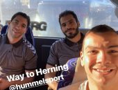 سيلفى فراعنة كرة اليد فى الطريق إلى هيرنينج بعد التأهل للدور الرئيسي بالمونديال