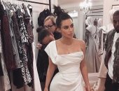 شاهد غرفة ملابس كيم كاردشيان.. تعرف تعد كام فستان