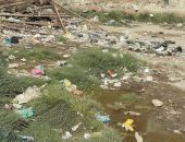 صور.. غرق ملعب قرية الشوبك بالقليوبية بمياه الصرف الصحى والقمامة