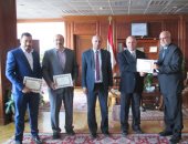وزير الرى يكرم فريق عمل حماية شاطىء كورنيش الإسكندرية
