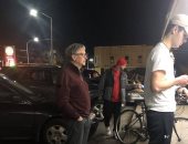 وقف كزبون عادى أمام مطعم برجر.. بيل جيتس يثير ضجة على مواقع التواصل الاجتماعى