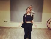 عودة للكلاس.. شاهد ميس حمدان تتدرب على رقصة "الصالصا"