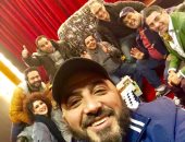 محمد هنيدى ونجوم مسرحية "3 أيام فى الساحل" يحتفلون بعيد ميلاد زوجة بيومى فؤاد