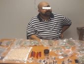 ضبط 13 لفافة لمخدر المارجوانا وأجهزة اختبار تعاطى هيروين بحوزة أجنبى