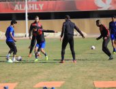 شاهد.. مهارة صالح جمعة تصطدم بدفاعات محمود وحيد فى مران الأهلى