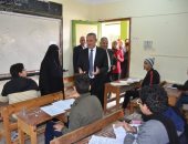محافظ الإسماعيلية يتفقد لجان إمتحانات نصف العام الدراسي للشهادة الإعدادية