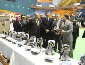 الداخلية تقدم مساعدات لأسر السجناء والمفرج عنهم قبل عيد الشرطة