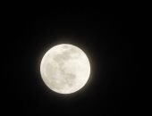 "القمر  الأحدب" يتعامد على الكعبة الليلة فى ظاهرة ترى بالعين المجردة