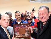 رئيس الجمباز يهدى الخطيب درع الاتحاد