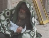 "إحنا معاك".. مسن يفترش الأرض على رصيف شارع العروبة فى الهرم