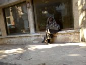 "إحنا معاك".. عجوز ينام على الأرض فى البرد بشارع البطل أحمد عبد العزيز