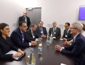 صور.. رئيس الوزراء يبحث مع الرئيس التنفيذى لشركة آبل ضخ استثمارات مباشرة بمصر 