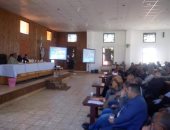 محافظ الوادى الجديد يعقد مؤتمرا مع أهالى الداخلة وبلاط 