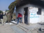 صور.. إزالة اشغالات على حرم السكة الحديد غرب الإسكندرية