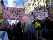 صور.. سائقو التاكسى يحتجون فى برشلونة ضد خدمات النقل أوبر بإسبانيا 