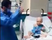 "الدكتور الفرفوش رزق".. طبيب يشارك طفل مريض بالسرطان الرقص