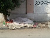 "إحنا معاك".. قارئ يشارك بصورة مشرد ينام أمام سور محطة مترو السيدة زينب