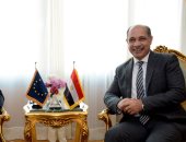 وزير الطيران المدنى  يلتقى مفوض الاتحاد الأوروبى بمصر لبحث التعاون المشترك 