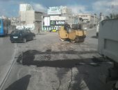 صور.. ردم وتمهيد تسوية الحفر لتحقيق السيولة المرورية غرب الاسكندرية 