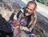 "إحنا معاك".. عجوز يفترش الشارع بالجنينة الساقطة بمنشأة القناطر