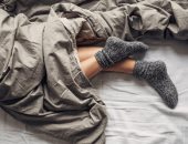 هل ارتداء الجوارب يساعدك على النوم بشكل أفضل وما آثاره الجانبية