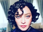 شاهد.. مادونا متمسكة بالظهور بشعر مستعار "كيرلى"