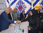 صور.. محافظ الدقهلية يسلم  50 عروس بأجا مساعدات عينية 