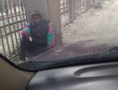 "إحنا معاك".. قارئ يشارك بصورة مشرد ينام أمام مخرج كوبرى إمبابه