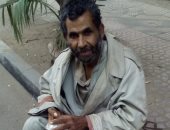 "إحنا معاك".. قارئ يشارك بصورة مشرد فى شارع قصر العينى بالقاهرة
