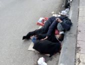 "احنا معاك".. قارئ يشارك بصورة ام واطفالها يفترشون الشارع بدمنهور