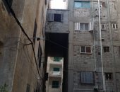 صور.. "الشقة المعلقة" آخر تقاليع البناء المخالف بالإسكندرية.. والحى يزيلها