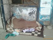 "إحنا معاك".. قارئ يشارك بصورة مشرد بجوار مترو جامعة القاهرة