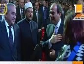 فيديو..الرئيس السيسى يتوجه لمصافحة زوجة بطل ملحمة الشرطة فى 1952