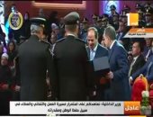 وزير الداخلية يقدم هدية تذكارية للرئيس السيسي فى احتفال عيد الشرطة