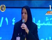 فيديو..والدة شهيد أمام السيسى: "ابنى دفع حياته علشان خاطر مصر وترابها"