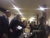 فيديو وصور.. وزير القوى العاملة يوزع شهادات أمان للعمالة غير المنتظمة فى قنا