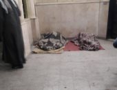 "إحنا معاك".. قارئ يشارك بصورة مشرد فى شارع البحر الأعظم بالجيزة