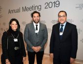 رئيس الوزراء يستجيب لطلب شاب مصرى فى منتدى دافوس لالتقاط صورة تذكارية معه