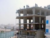 إزالة أدوار مخالفة بعقار جديد بمنطقة كورنيش مرسى مطروح