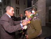 فيديو.. محافظ أسيوط ومدير الأمن يوزعان باقات الورود على قوات الشرطة والجيش 