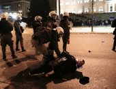 صور.. اعتقالات فى صفوف المحتجين على تغيير اسم مقدونيا باليونان