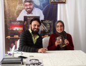 للعام الرابع.. أحمد يونس يجذب مئات الشباب بمعرض الكتاب بسبب روايته 