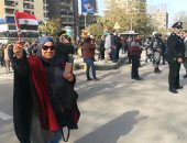 رجال الشرطة يحتفلون بعيدهم بالورود والأعلام بميدان مصطفى محمود