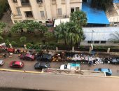 قارئ يشكو تراكم أكوام القمامة أمام سور كلية الفنون بالإسكندرية