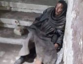 ""إحنا معاك".. قارئ يشارك لرجل بلا مأوى أمام محطة قطار ديروط بمحافظة أسيوط